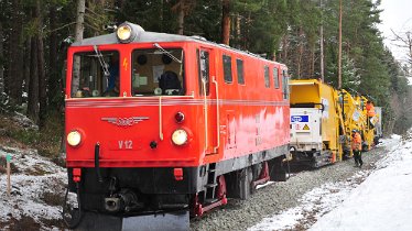 2017.12.04 V12 und Swietelsky Schienenbaufahrzeuge